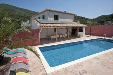 Location de vacances pour 12 personnes, avec jardin et terrasse, animaux acceptés à Roquebrun