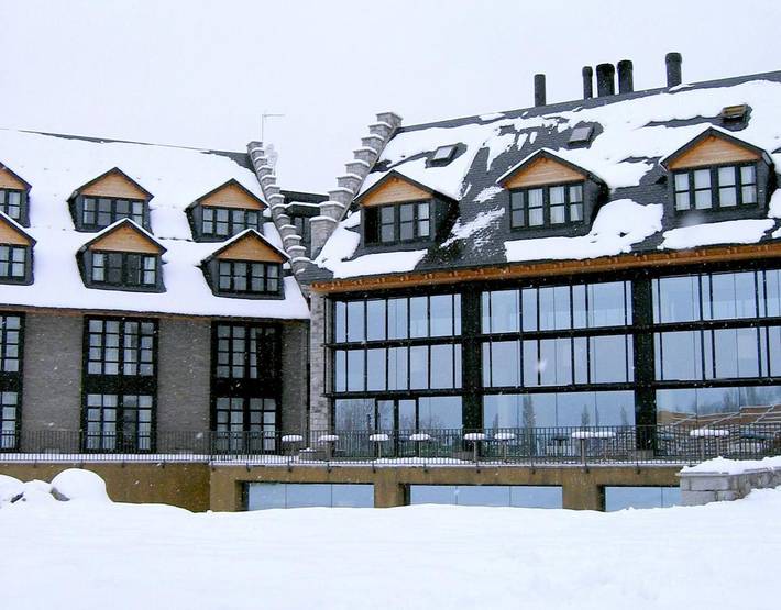 Apartahotel para 3 personas, con jacuzzi y terraza además de jardín y piscina en Pirineos