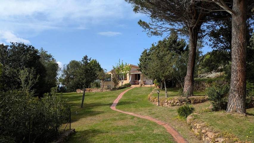 Location de vacances pour 11 personnes, avec jardin ainsi que vue et balcon dans Cala Bitta