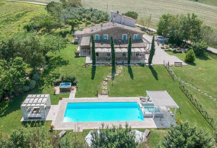 Agriturismo per 4 persone, con Terrazza e Idromassaggio nonché Giardino e Piscina a Jesi