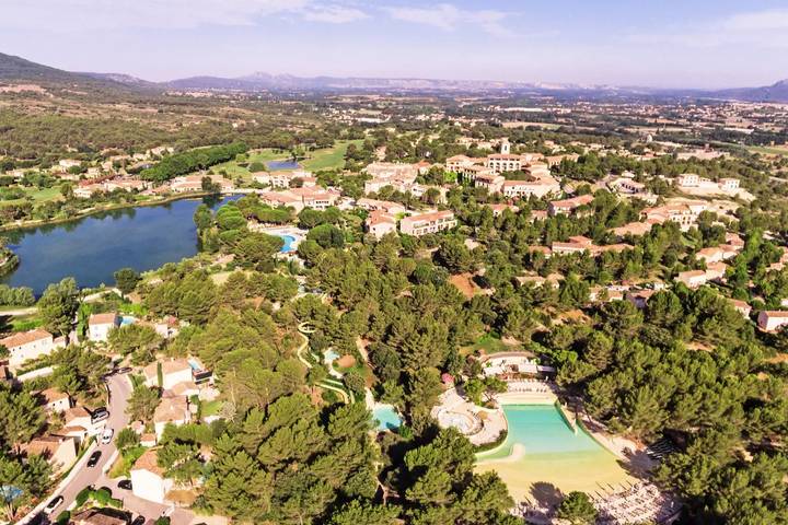 Villa pour 8 personnes, avec jardin et piscine ainsi que vue et terrasse