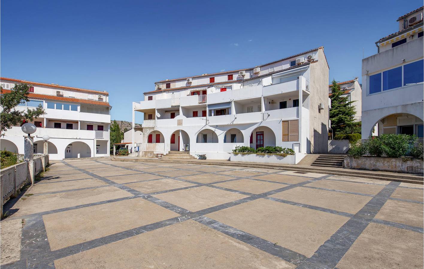 Ganze Ferienwohnung, Gemütlich, 2 km zum Strand: Modernes Apartment mit Terrasse und Annehmlichkeiten in Jablanac, Naturpark Velebit