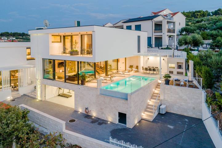 Villa pour 10 personnes, avec piscine ainsi que vue sur l’océan et jardin à Sutivan