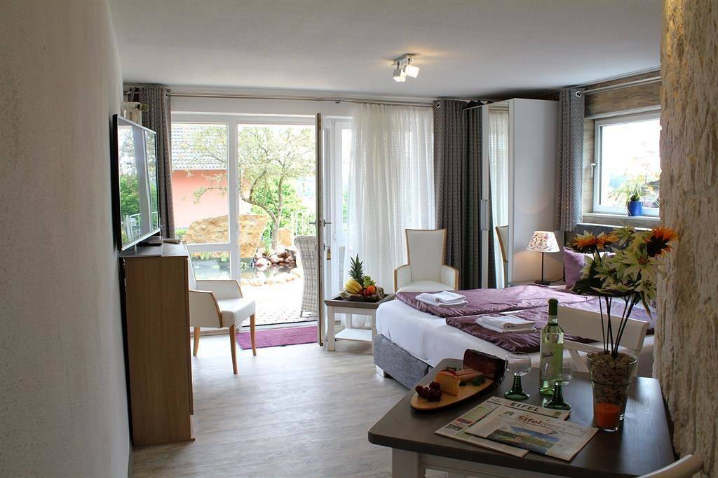 Ganze Ferienwohnung, Studio Vulkanhöhe in Schalkenmehren, Vulkaneifel