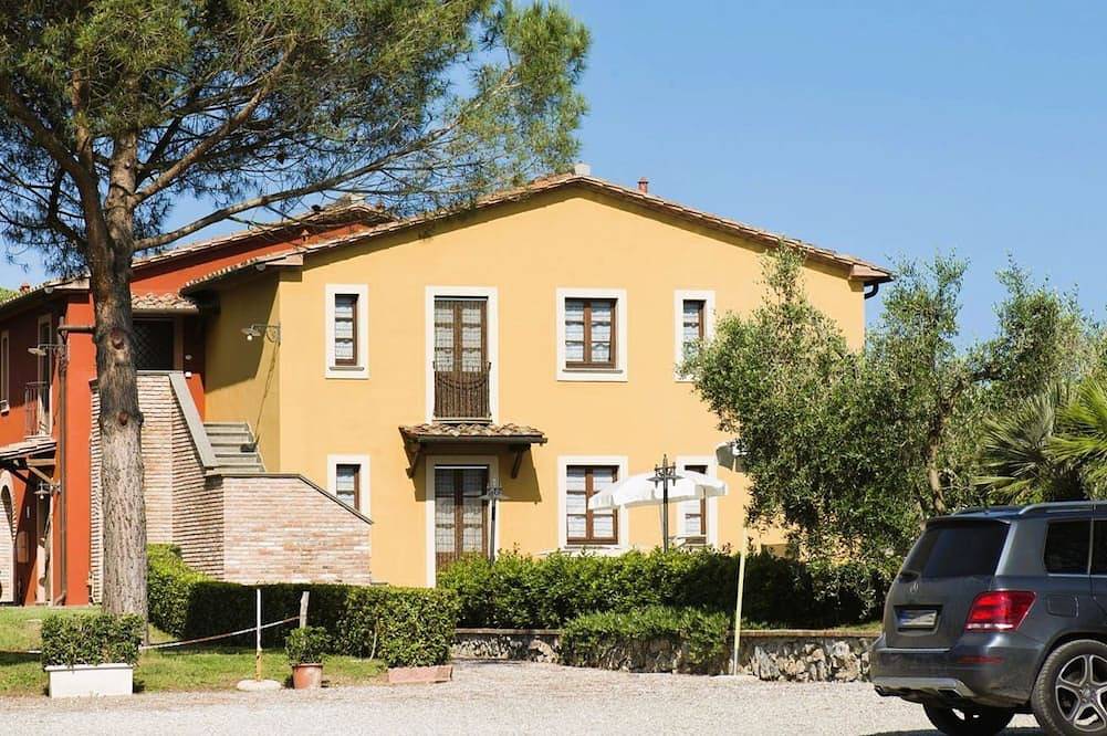 Ganze Wohnung, 40 sqm apartment located on the first floor consisting of a living room with double sofa bed and satellite Tv, equipped kitchenette, refrigerator.A double bedroom and bathroom. Private parking. in Castagneto Carducci, Etruskische Küste