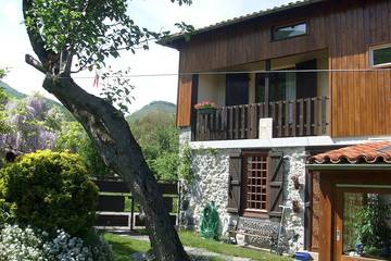 Gîte pour 10 personnes, avec balcon ainsi que piscine et jardin à Sacoué