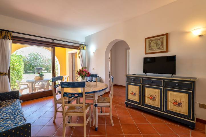 Entire apartment, Apartment 'Trilocale Fiordaliso' with Sea View, Terrace & Shared Pool in Punta De Su Turrione, Stintino
