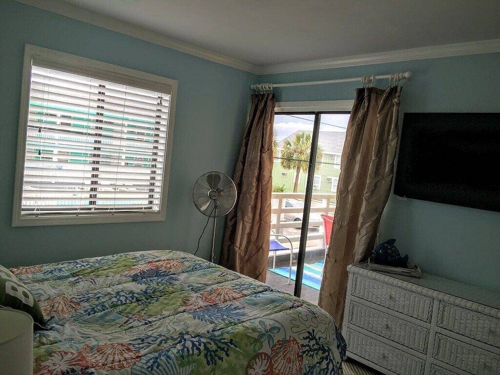 Ganze Wohnung, Beach Harbor @ The Boardwalk - zu Fuß zum Strand, Boote, Promenade, trinken und essen. in Carolina Beach, Pleasure Island