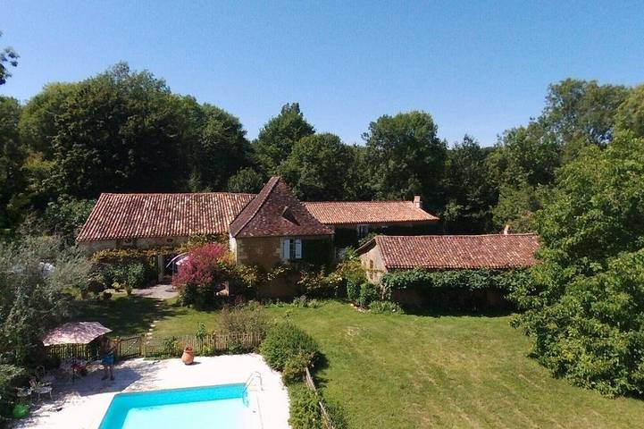 Location de vacances pour 13 personnes, avec jardin à Saint-Amand-de-Vergt