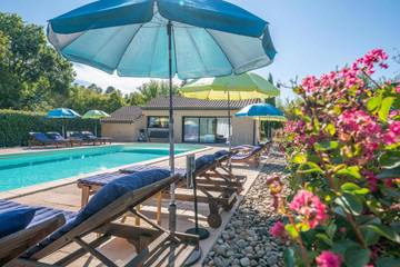 Gîte pour 4 personnes, avec piscine ainsi que vue et jardin à Siorac-en-Périgord