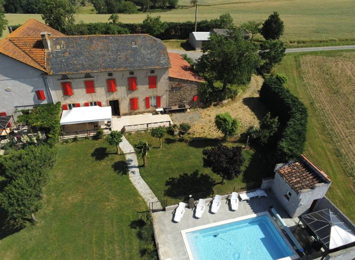 Gîte pour 15 personnes, avec piscine et terrasse à Sérénac