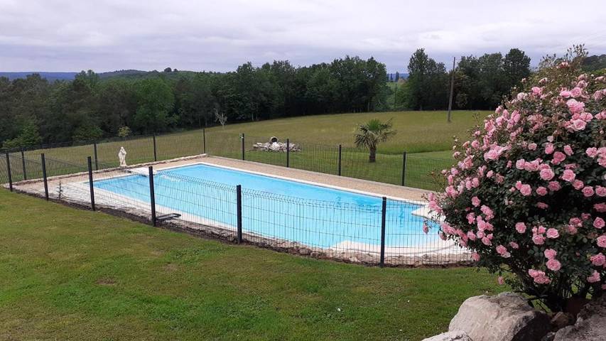 Location de vacances pour 6 personnes, avec piscine ainsi que jardin et vue, animaux acceptés à Les Eyzies-de-Tayac-Sireuil