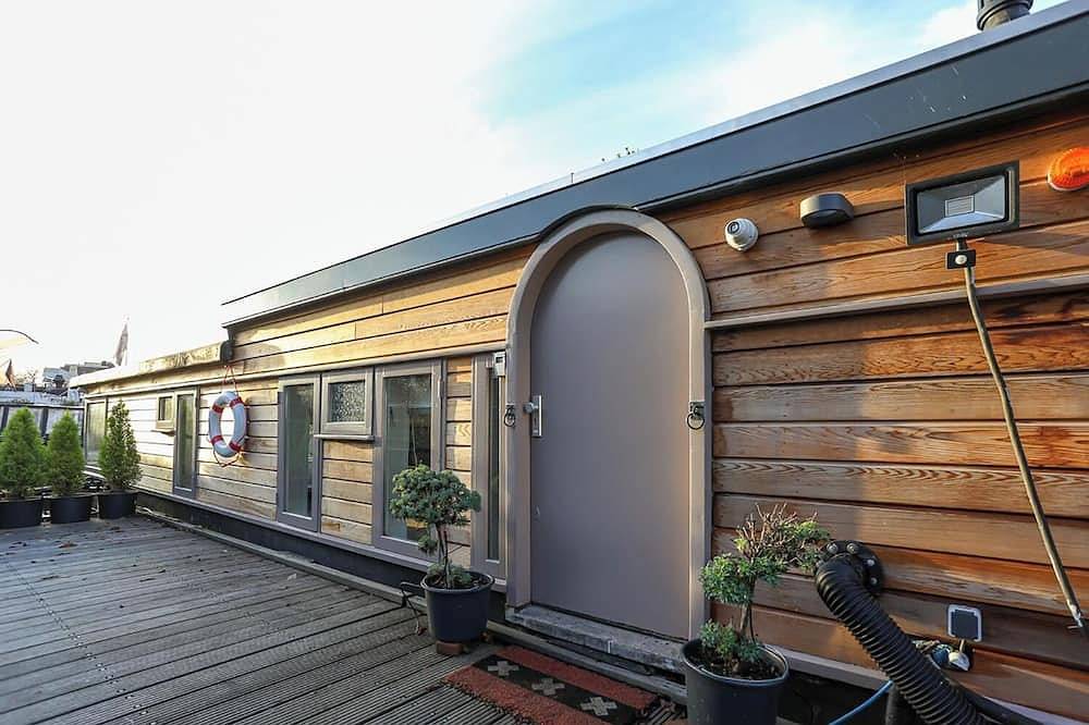 Houseboat next to Amstel in the City Centre (1br) in Dutch Coast