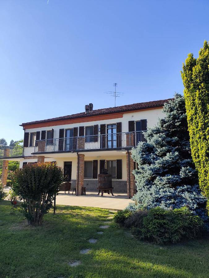 B&b per 3 persone, con piscina e panorama nonché giardino, adatto a famiglie con bambini ad Asti (Comune)