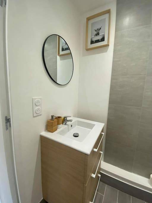 Appartement entier, One-Bedroom Apartment in La Crau, Côte méditerranéenne (France)