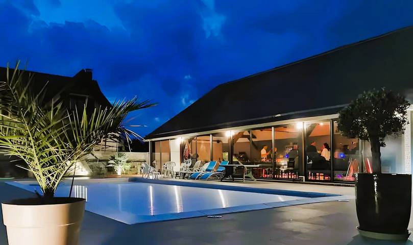 Location de vacances pour 12 personnes, avec jardin ainsi que sauna et jacuzzi, adapté aux familles dans Berville-en-Roumois
