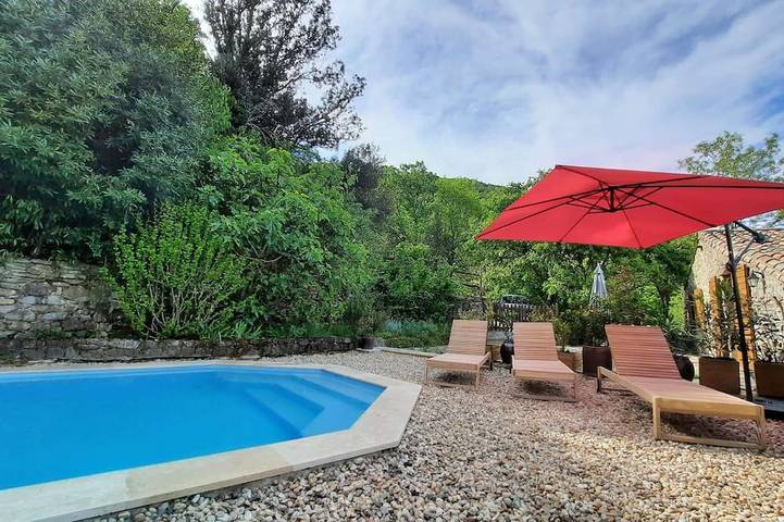 Gîte pour 6 personnes, avec jardin et jacuzzi ainsi que terrasse et piscine