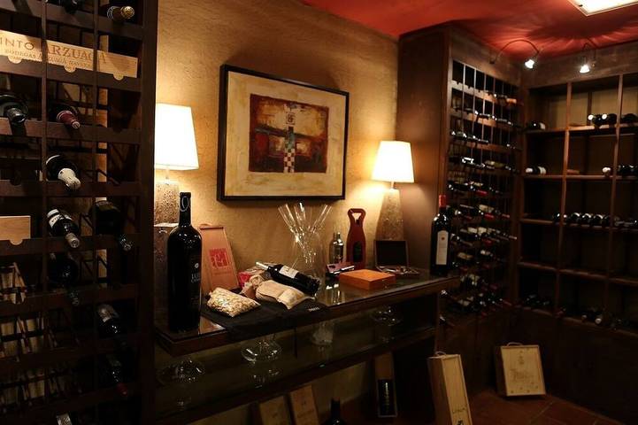 7 alojamietntos completos y salón vinoteca Bacus in Braojos de la Sierra, Provincia de Madrid