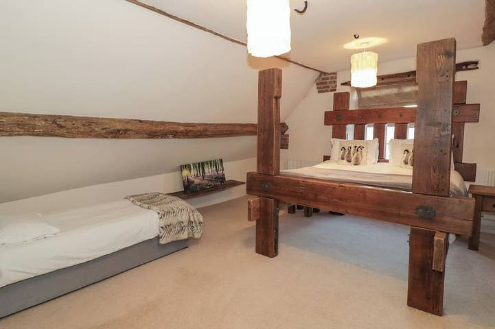 Dunnimere Farmhouse, pet friendly, with open fire in Tamworth in Staffordshire