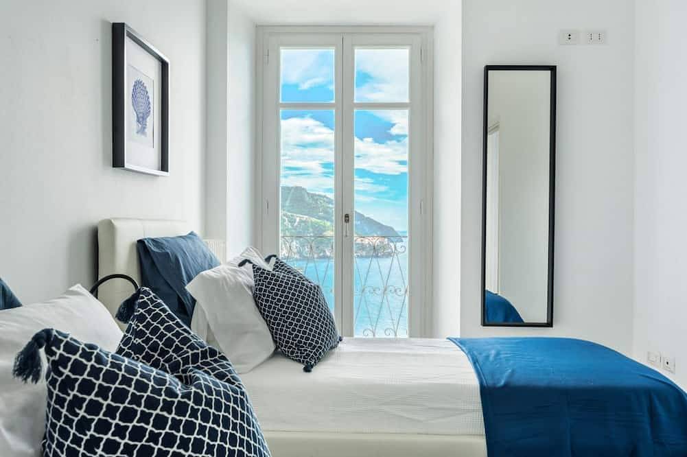 Apartamento entero, Salty Sky Flat is the perfect environment to wake up in the morning in a good mood thanks to its beautiful sea view that you can enjoy from the windows and from the private balcony, the novelty of the furnishings combined with the private parking will ma in Corniglia, Riviera di Levante