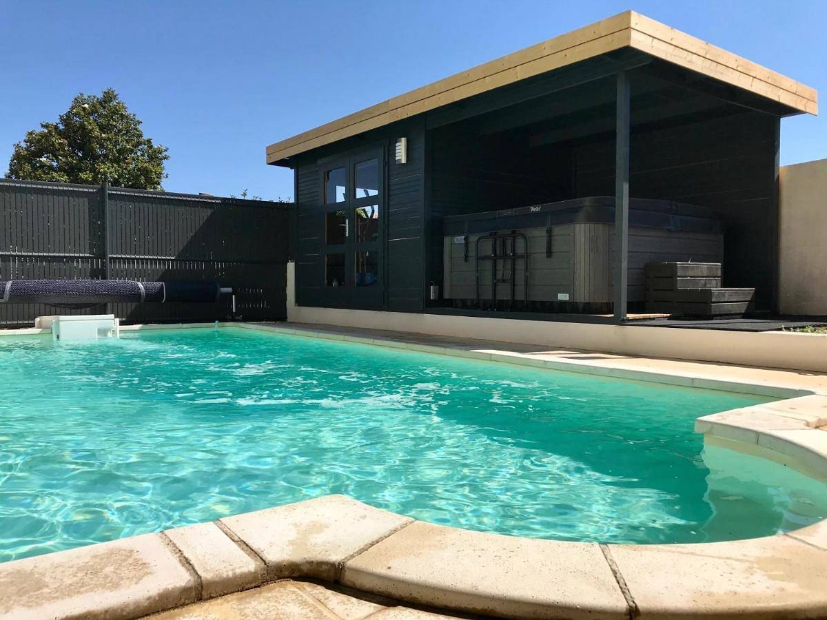 Appartement entier, Guesthouse La Costière - logements indépendants - espace piscine jacuzzi in Lunel, Côte méditerranéenne (France)