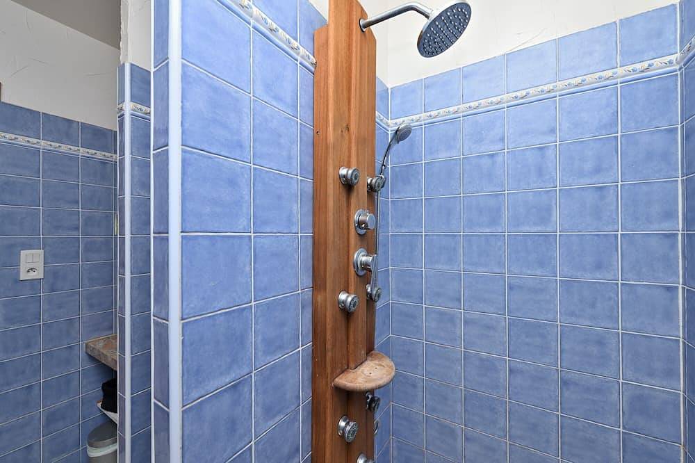 Bed and Breakfast 'Chambre Gentiane' con vistas a la montaña, terraza y jardín compartidos in Guchen, Parque nacional de los Pirineos