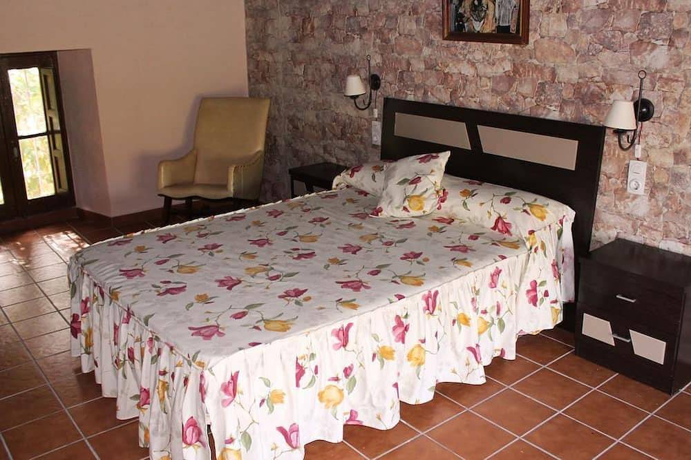 Casa Rural con piscina familiar y piscina infantil in Morón de la Frontera, Provincia de Sevilla
