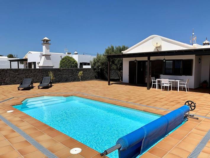 Apartamento para 4 personas, con vistas además de piscina y jardín en San Bartolomé