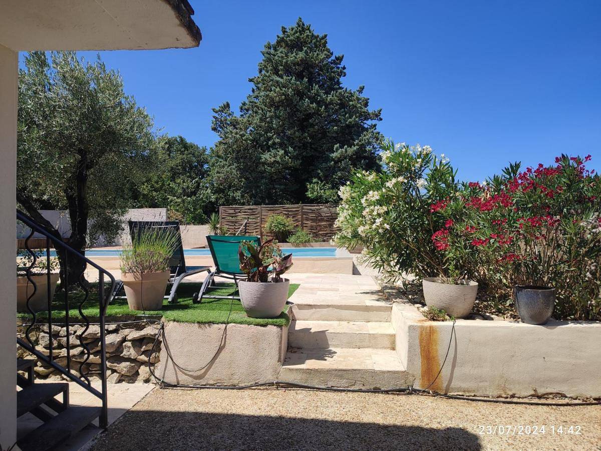 Appartement entier, One-Bedroom Apartment in Lussan, Région de Nîmes