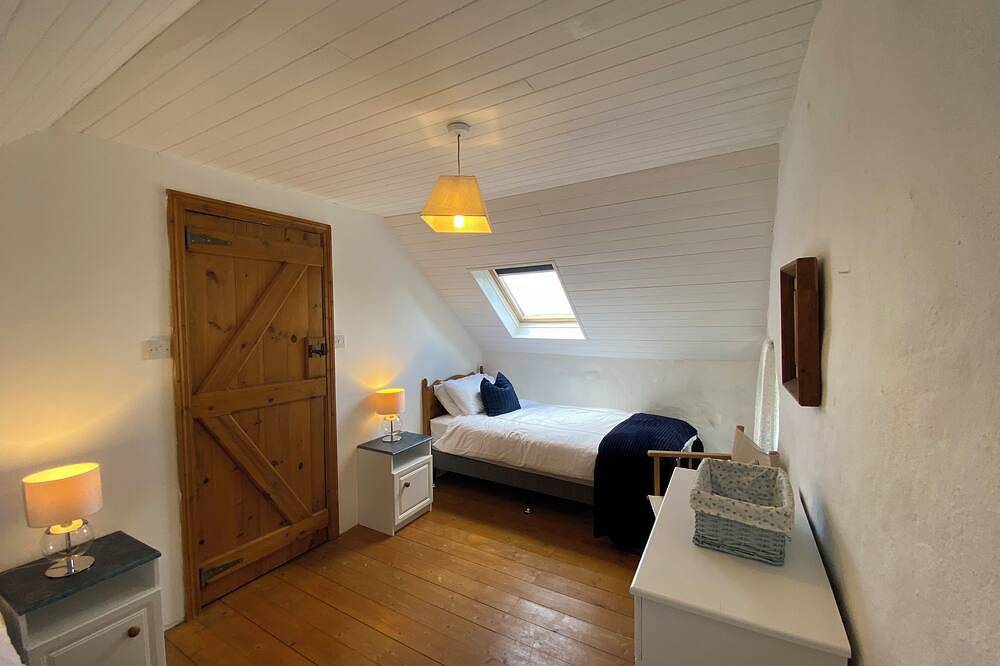 Traditional cosy stone cottage with sea views in County Kerry