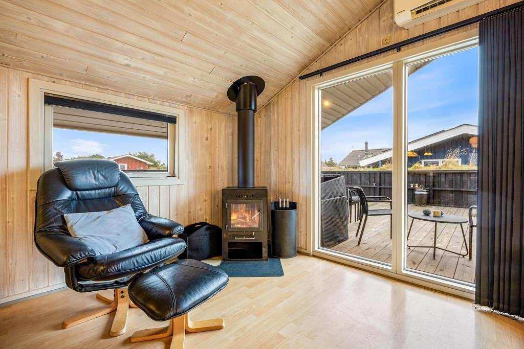 Hyggeligt ikke-ryger sommerhus i Nr. Lyngvig tæt ved fjorden in Nørre Lyngvig, Hvide Sande