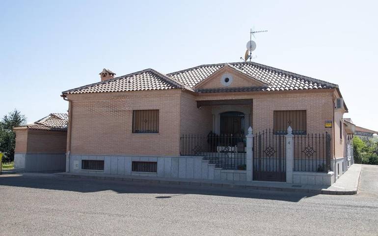 Casa rural para 16 personas, con Jacuzzi y Terraza además de Jardín y Vistas en Provincia de Toledo - 2