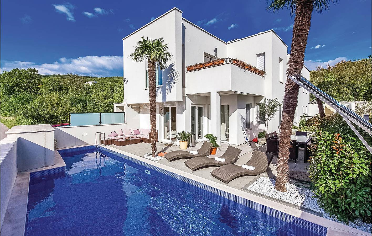 Gemütliches Apartment mit Meerblick, Terrasse, WLAN und Parkplatz – 2 km vom Strand entfernt in Crikvenica, Primorje-Gorski Kotar