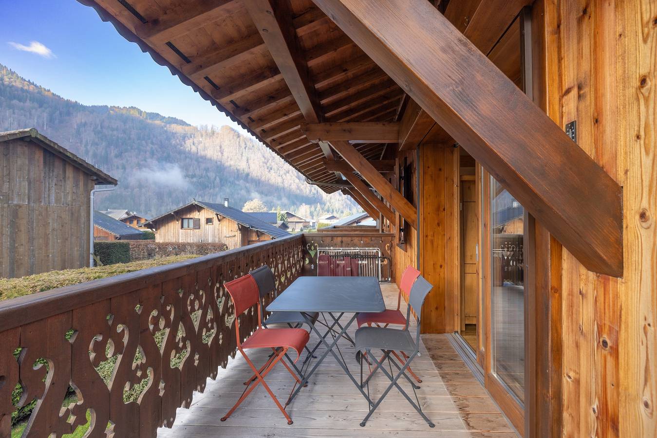 Appartement entier, Appartement 'Le Lou Clerouzy - 6 Personnes' avec vue sur les montagnes, balcon et Wi-Fi in Samoëns, Région de Bonneville