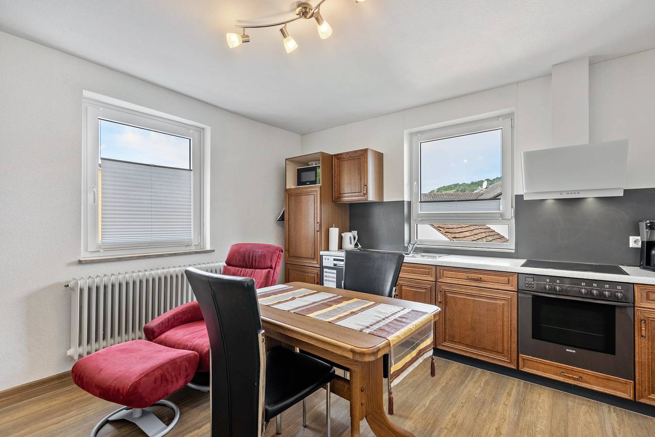 Ganze Wohnung, Ferienwohnung 'Hewenpanorama 2' mit Bergblick, gemeinsamer Terrasse und Wlan in Engen, Hegau