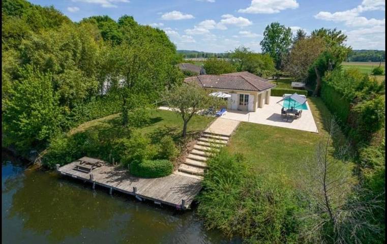 Gîte pour 2 personnes, avec Terrasse et Jardin ainsi que Piscine et Vue sur le lac à Le Temple-sur-Lot