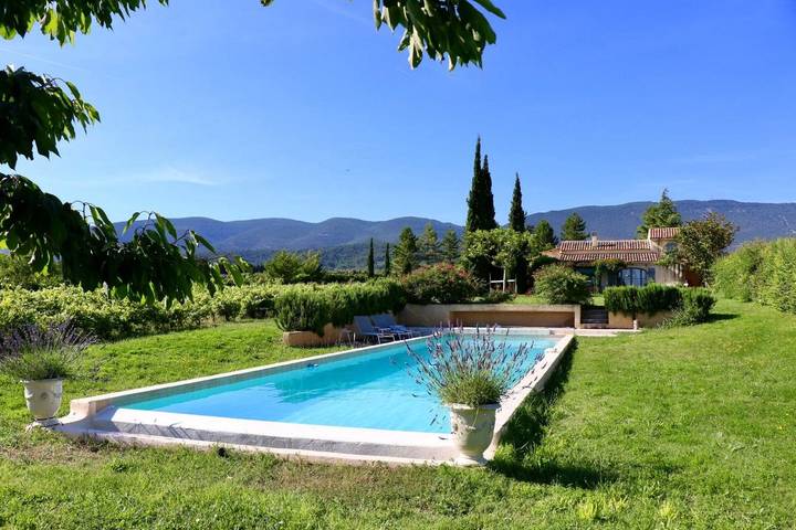 Location de vacances pour 3 personnes, avec Terrasse et Jardin ainsi que Piscine et Vue à Cucuron