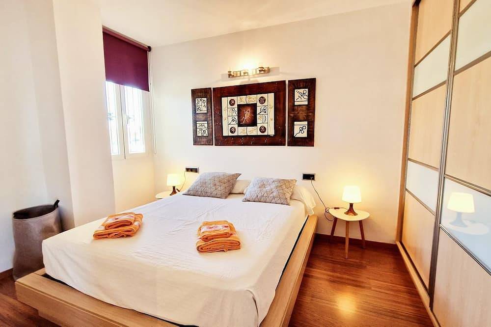 Ganze Wohnung, Peaceful Stay with Sea Views and Parking. 2 Bedroom Apartment in Cala Major in Cala Major, Palma