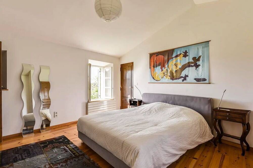 Dreamlike sheepfold in the heart of the Luberon vineyards in La Tour-d'Aigues, Parc naturel régional du Luberon