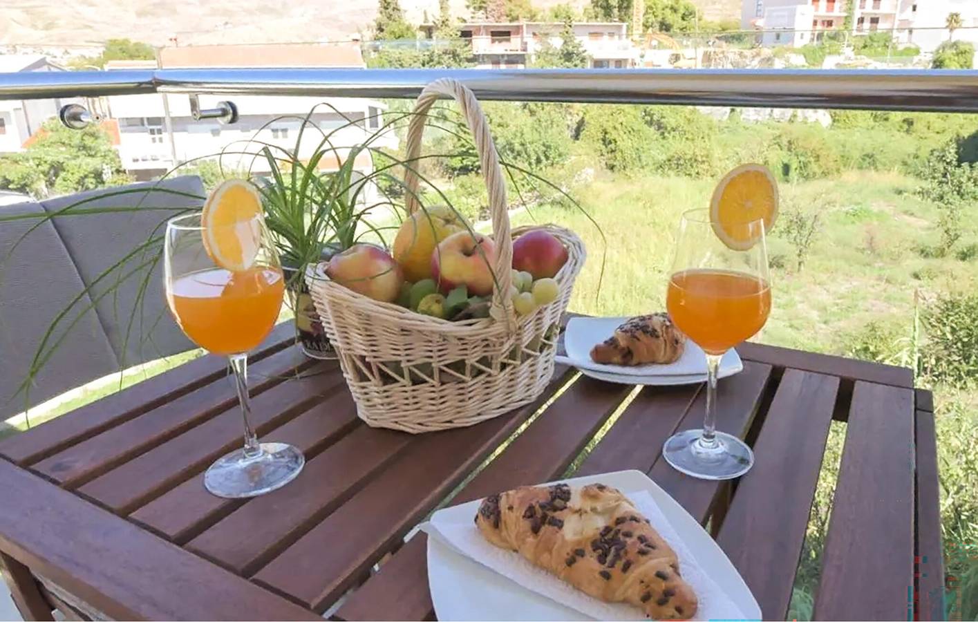 Ganze Ferienwohnung, Apartment mit Meerblick, Terrasse, Küche und Parkplatz in der Nähe des Strandes von Strobec in Stobrec, Split-Dalmatien