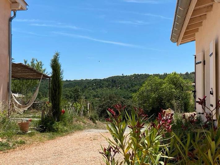 Location de vacances pour 4 personnes, avec Balcon et Terrasse ainsi que Jardin et Vue à Saint-Laurent-du-Verdon