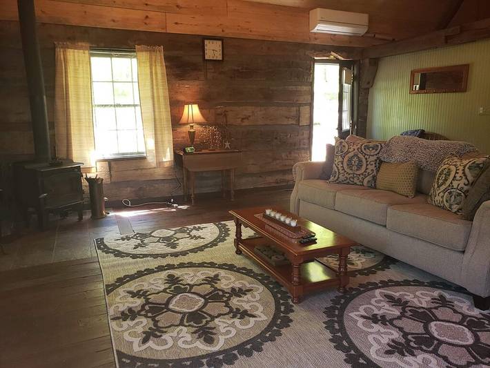 Log cabin for 4 people, with hot tub and terrace in Hoosier National Forest