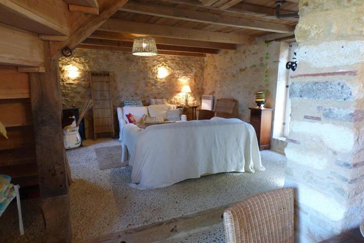 Location de vacances pour 4 personnes, avec vue ainsi que piscine et jardin, animaux acceptés à Puy-l'Évêque - 2