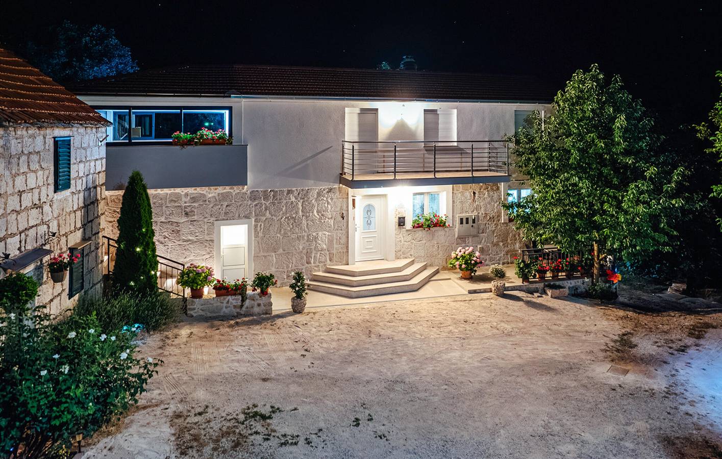 Geräumige 2-Zimmer-Wohnung mit Pool, Terrasse und kostenlosem WLAN in Makarska Riviera