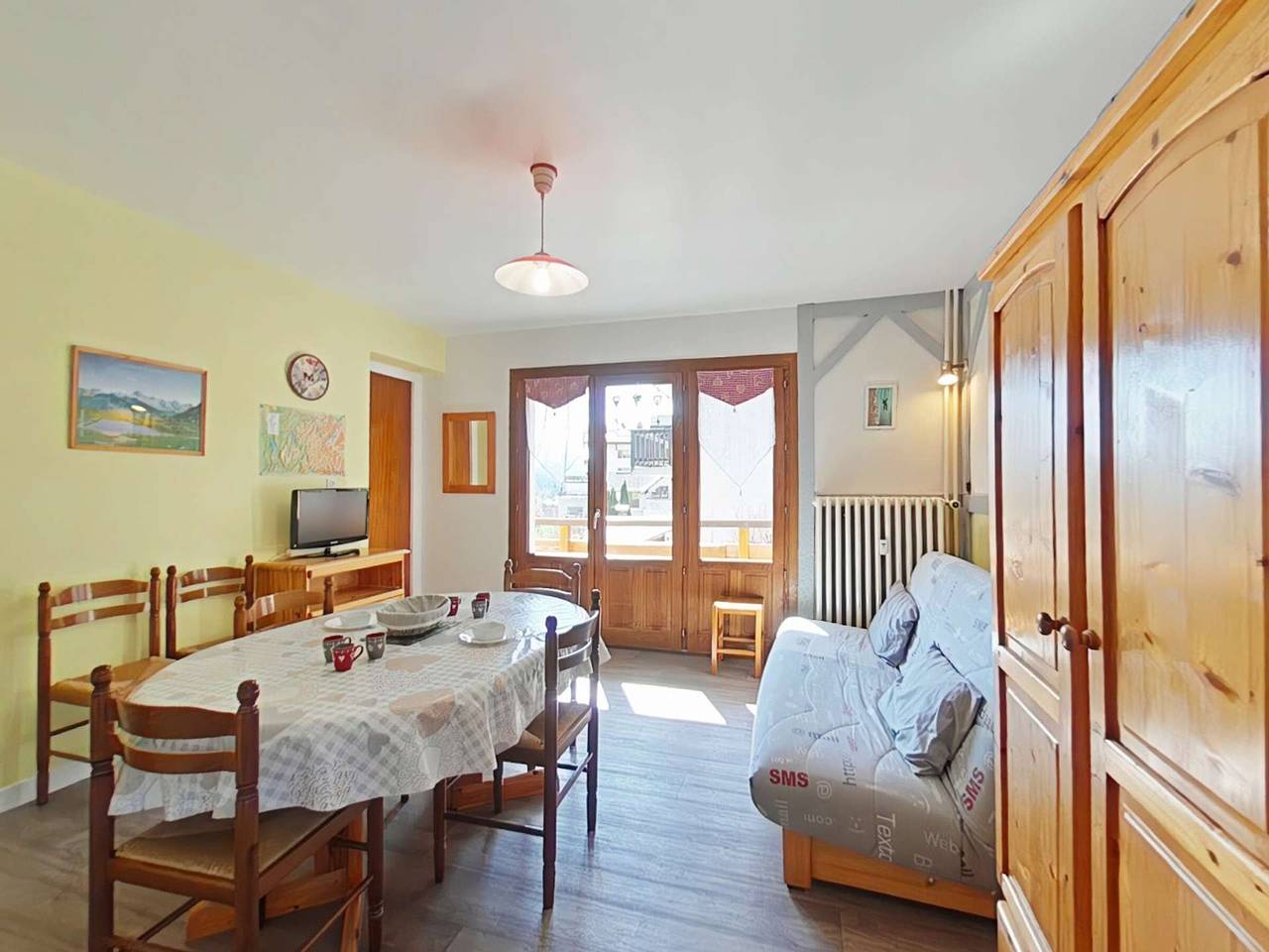 Entire apartment, Spacious 2-Room Apt for 6 in Central Grand Bornand, Close to Shops and Cable Cars in Le Grand-Bornand, Annecy region