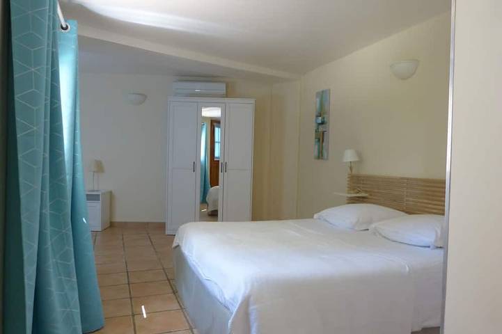 Location de vacances pour 3 personnes, avec terrasse ainsi que piscine et jardin à Laudun-l'Ardoise - 3