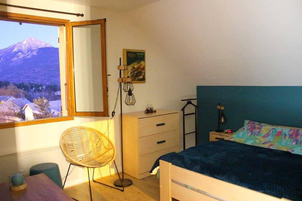 Appartement entier, Appartement spacieux avec magnifique vue et terrasse, au 1er étage d une villa. in Embrun, Parc national des Écrins