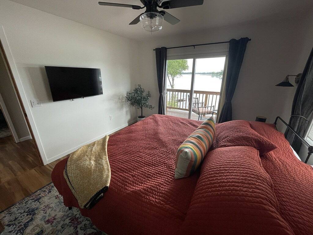 3 Bed Lake House with Balconies and Hot Tub in Chisago County