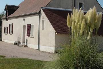 Gîte pour 4 personnes, avec jardin à Jouy-le-Potier
