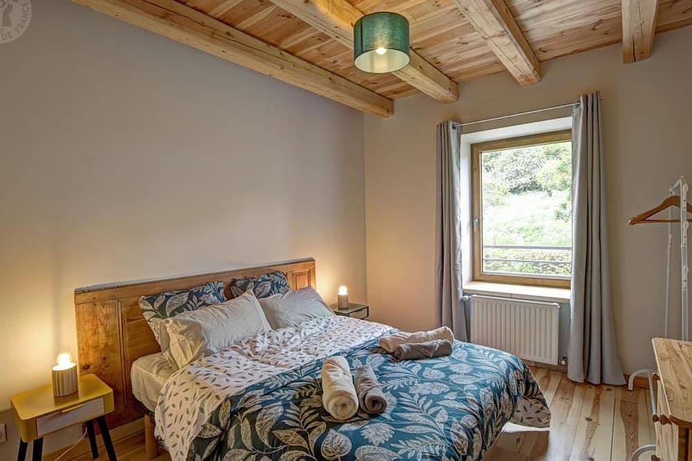 Maison de campagne rénovée, idéale pour 10 pers, cadre naturel et confort moderne in Gumières, Parc Naturel Régional Livradois-Forez